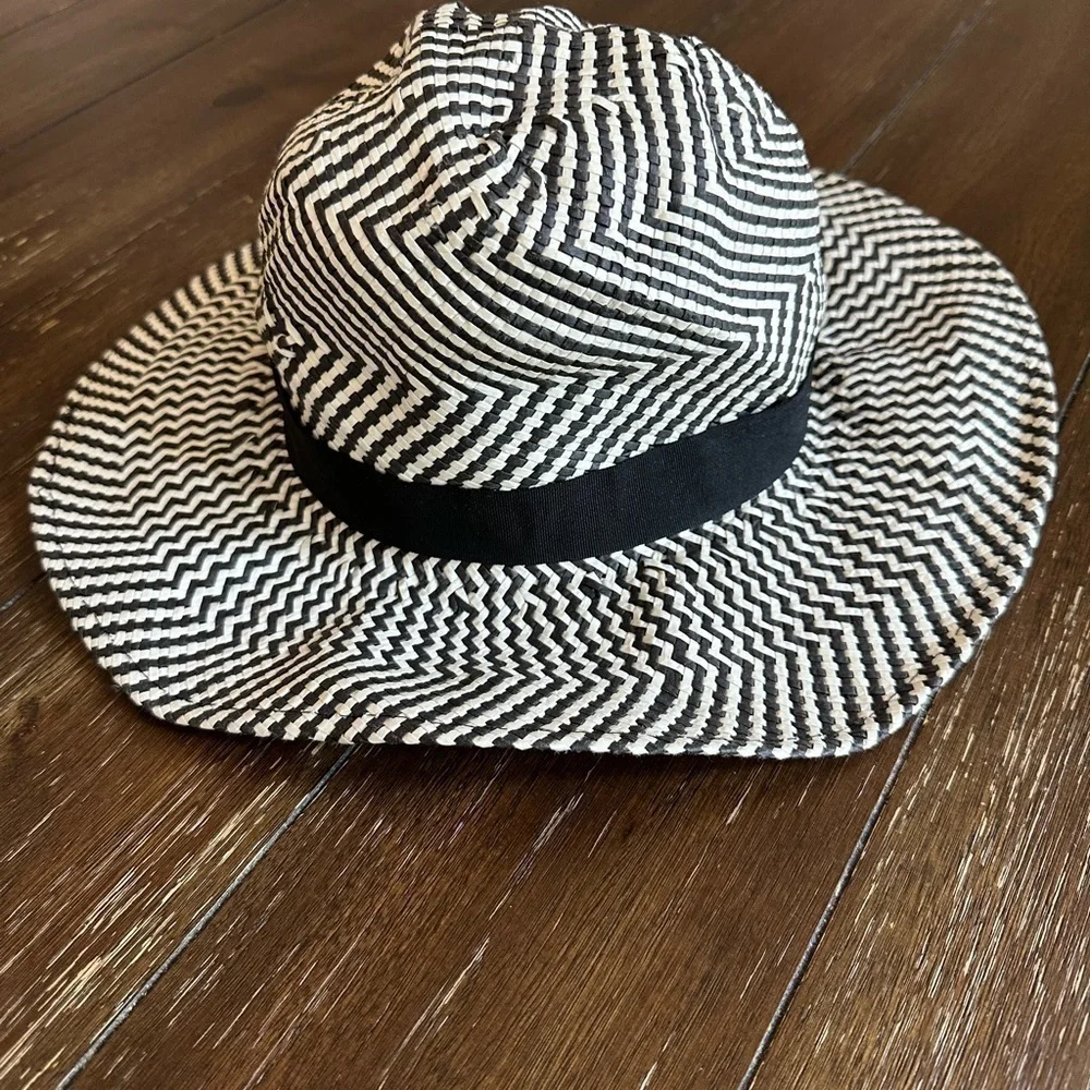 Scoop round hat